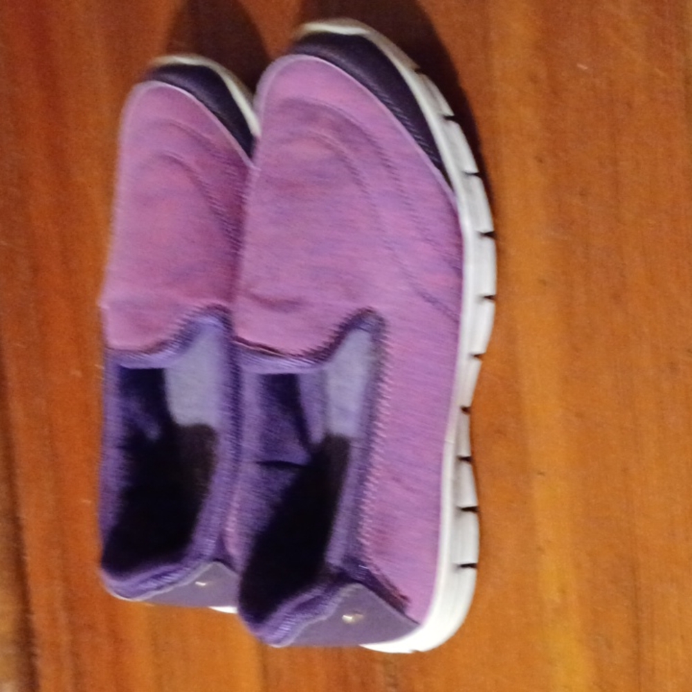 AVON PURPLE WOMENS SHOES SIZE 8. - Picture 2 of 2